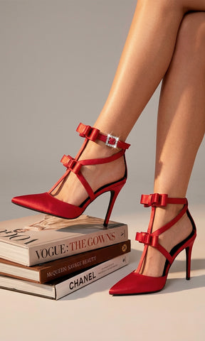 ELITTE MODELO POSA EN ESTUDIO FOTOGRAFICO ZAPATILLAS ROJAS DE TACON ALTO CON MOÑOS MIENTRAS PISA LIBROS DE MODA Y LUCE EN TENDENCIA 