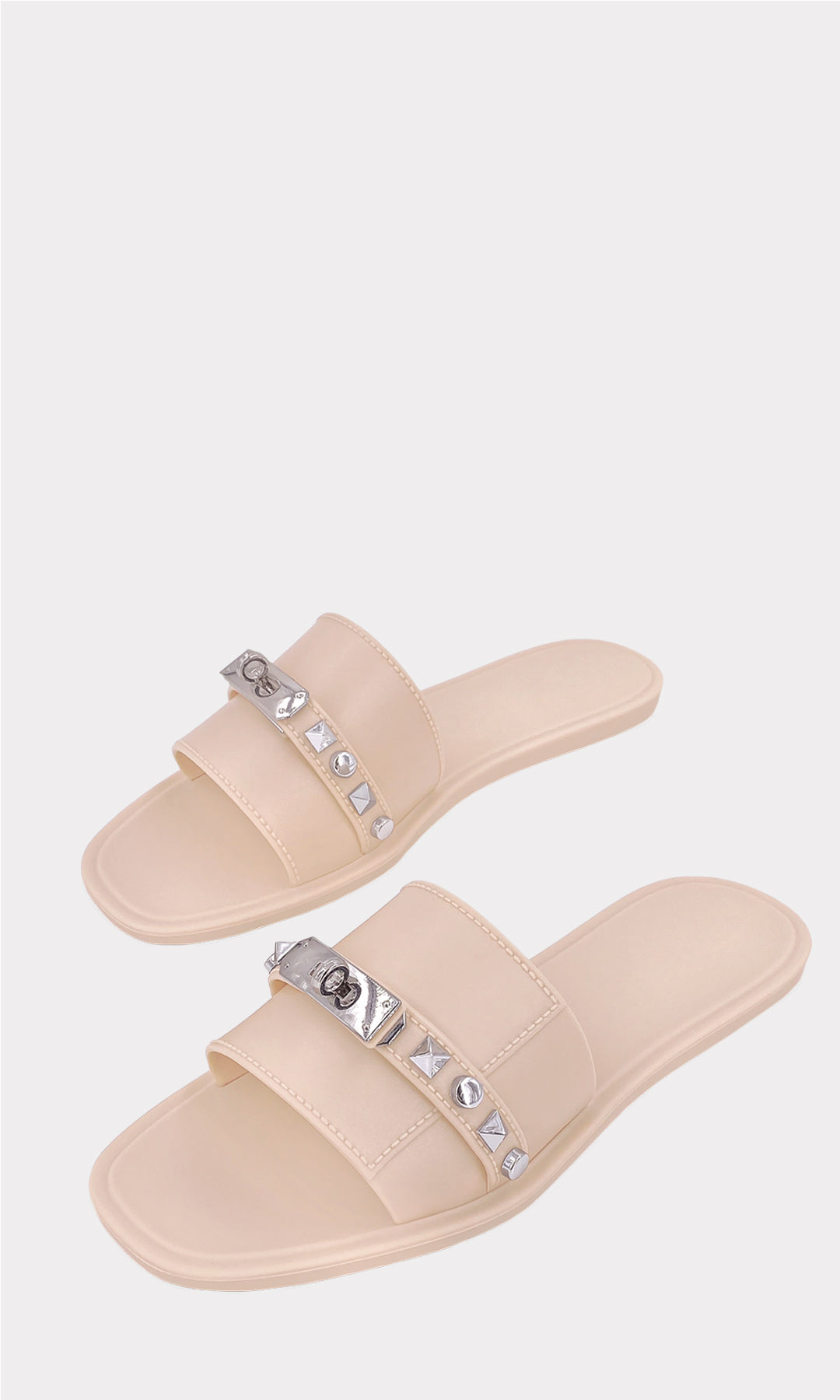 ELIZABETH CHANCLAS NUDE CONFECCIONADAS EN HULE PBS CON DETALLES METALICOS EN CINTA ANCHA SOBRE LOS DEDOS PARA USAR EN PRIMAVERA 