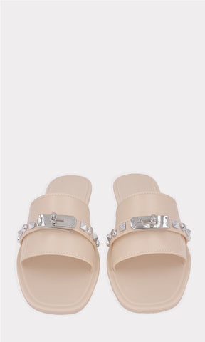 ELIZABETH CHANCLAS DE MODA PARA EL VERANO CON DISEÑO DE METER Y DETALLES METALICOS EN CINTA GRUESA SOBRE LOS DEDOS 