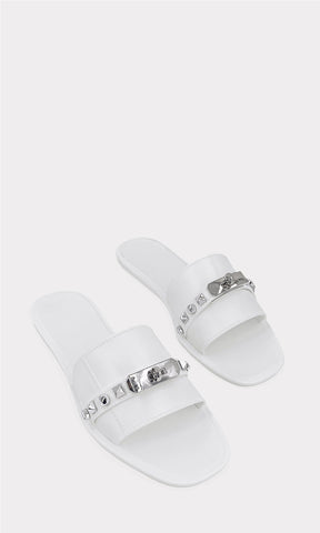 ELIZABETH SANDALIAS BLANCAS CON DISEÑO DE METER HECHAS EN HULE PBS DE PUNTA SEMI CUDRADA CON SUELA DE 1 CM PARA USAR EN LA PLAYA