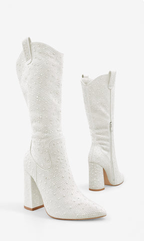 ELOISE BOTA ALTA BLANCO MARFIL CON DETALLE DE PERLAS AL FRENTE DE TERMINACION POINTY Y CIERRE METALICO AJUSTABLE AUN COSTADO PARA USAR CON VESTIDO