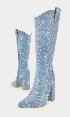 ELOISE BOTA LARGA AZUL CONFECCIONADA EN MEZCLILLA CON DETALLES DE BRILLOS AL FRENTE DE TERMINACION POINTY Y CIERRE METALICO AJUSTABLE AL COSTADO 