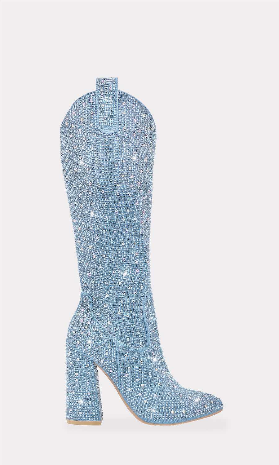 ELOISE LOOK BOHEMIO CHIC USANDO BOTAS AZULES DEBAJO DE LA RODILLA Y VESTIDO BLANCO CON DETALLES DE ENCAJE PARA VERSE CHIC