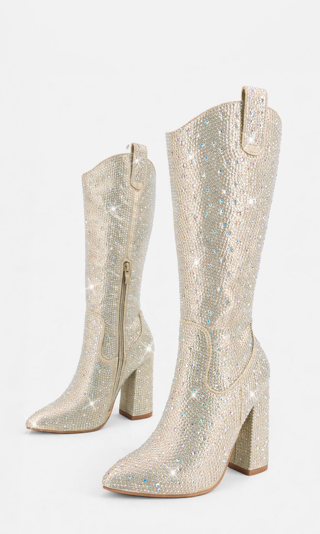 ELOISE BOTIN VAQUERO DORADO CON TERMINACION POINTY DE TACON CUADRADO DE 10 CM CON DETALLES DE BRILLOS DORADOS PARA USAR EN FESTIVAL DE MUSICA 