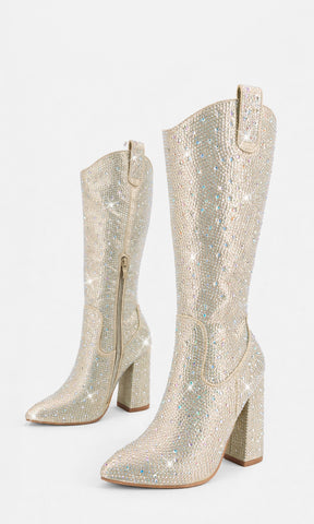 ELOISE BOTIN VAQUERO DORADO CON TERMINACION POINTY DE TACON CUADRADO DE 10 CM CON DETALLES DE BRILLOS DORADOS PARA USAR EN FESTIVAL DE MUSICA 