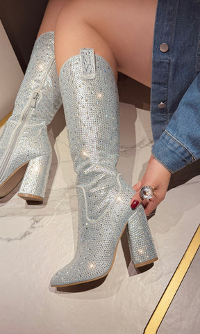 ELOISE FASHION LOOK COMBINANDO BOTAS ABAJO DE LA RODILLA DE BRILLOS CON CHAMARRA DENIM Y LUCIR TRENDY EN DATES NOCTURNOS CON AMIGAS