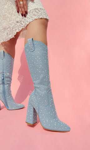 ELOISE LOOK BOHEMIO CHIC USANDO BOTAS AZULES DEBAJO DE LA RODILLA Y VESTIDO BLANCO CON DETALLES DE ENCAJE PARA VERSE CHIC