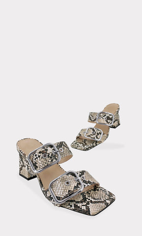 EMERY SANDALIAS DESTALONADAS NUDE CON DOS HEBILLAS METALICAS AL FRENTE EN STRAP DE PUNTA CUADRADA Y DISEÑO DE METER HECHAS EN VINIPIEL