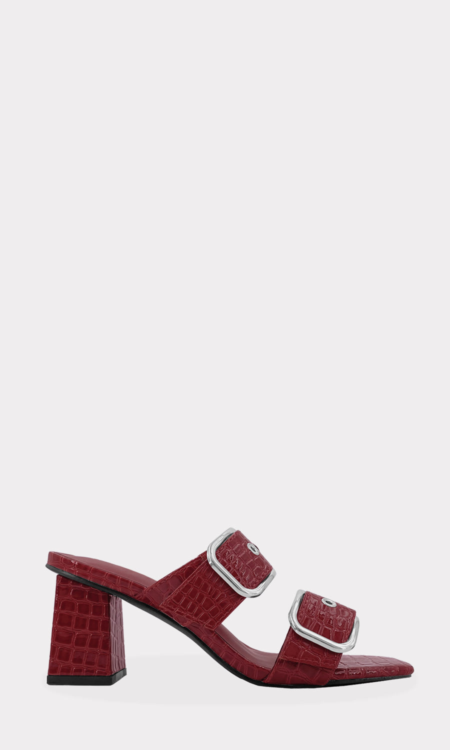 EMERY CHICA COMBINA ZAPATILLAS MULES ROJAS DE SNAKE CON VESTIDO COLOR CAMEL DE CUERO PARA VERSE FASHION EN OUTFIT DE DIA 