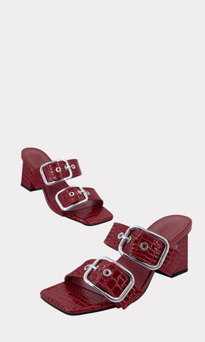 EMERY ZAPATILLAS ROJAS DE PUNTA CUADRADA  CON TACON CUADRADO DE 7 CM Y HEBILLAS XL EN STRAP SOBRE EL EMPEINE HECHAS EN CHAROL TEXTURIZADO