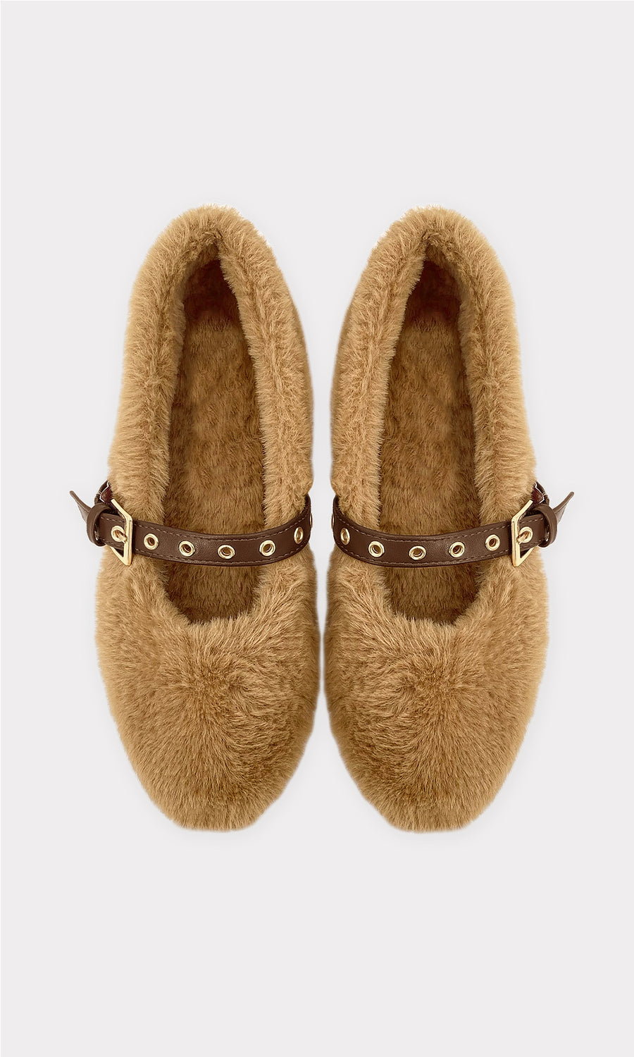 EMILY CHICA POSA SOBRE ALFOMBRA BLANCA FLATS CAMEL DE PELUCHE CON FALDA AL TONO DE VINIPIEL Y BLUSA CON ESTAMPADO DE LEOPARDO