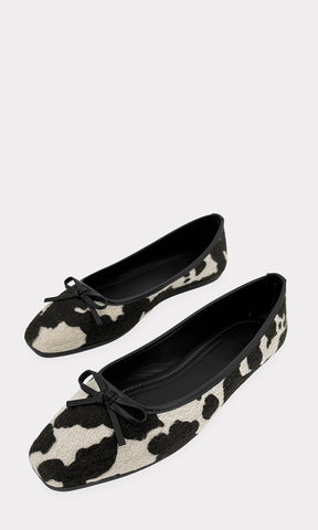 ESPRESSO BALERINAS NEGRAS CON ESTAMPADO DE VACA Y MOÑO MINI AL FRENTE PARA USAR EN VERANO CON VETIDOS HECHAS CON FELPA Y VINIPIEL