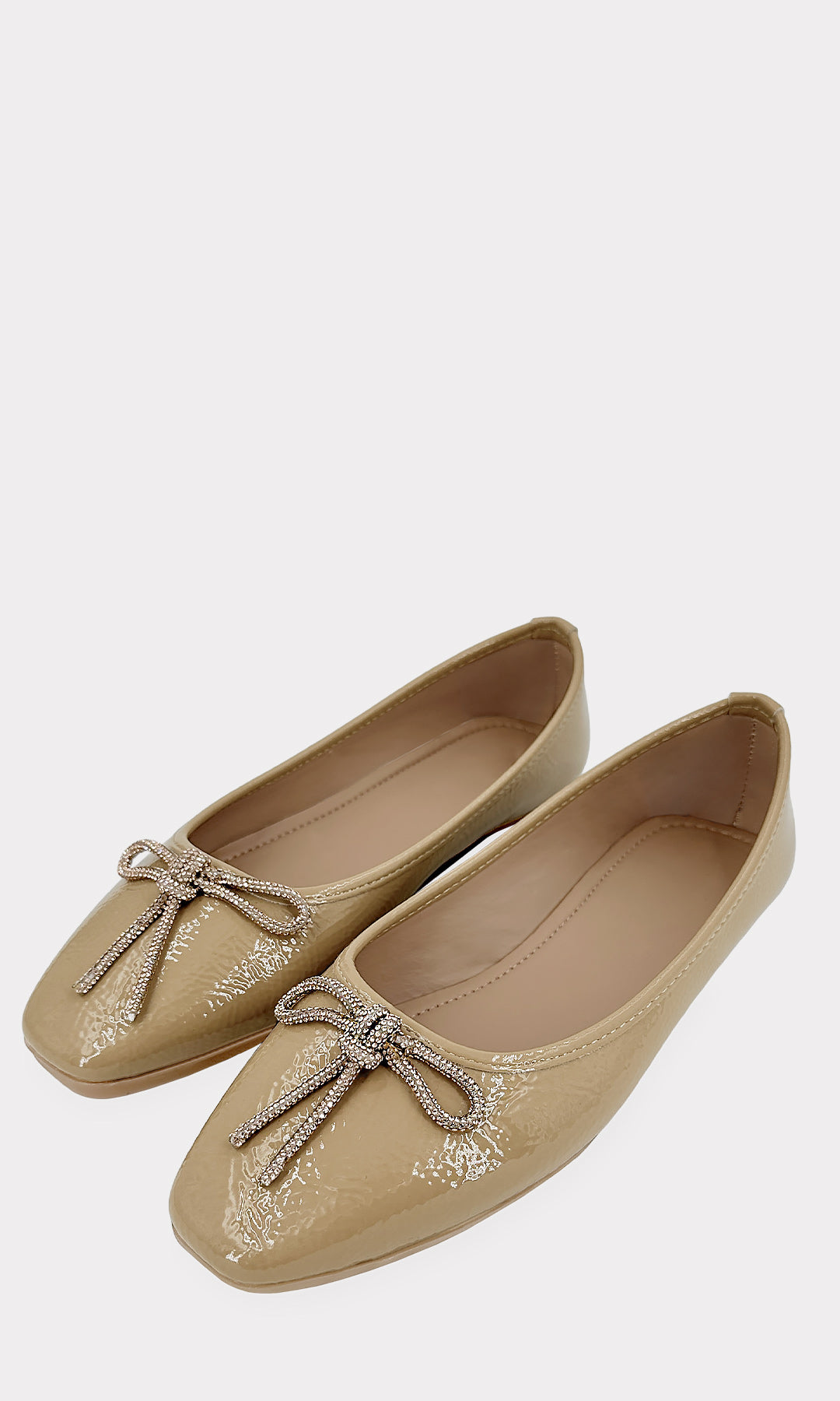ESPRESSO FLATS NUDE CON DISEÑO DE METER CONFECCIONADAS EN CHAROL Y DETALLE DE MOÑO CON BRILLOS AL FRENTE DE SUELA DE 1 CM EN TENDENCIA