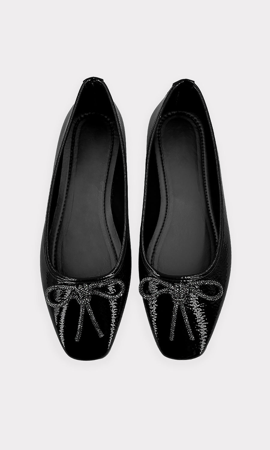 ESPRESSO MODELO POSA EN DIVAN FLATS NEGROS DE CHAROL A JUEGO CON VESTIDO LENCERO PARA VERSE FASHION EN DATES DE NOCHE