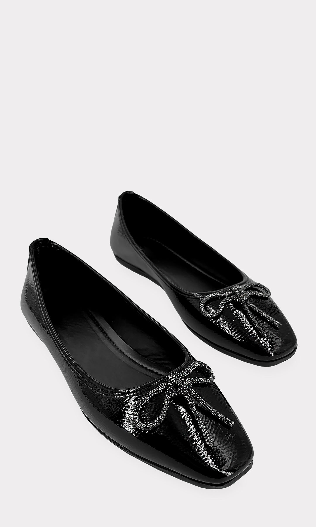 ESPRESSO ZAPATOS DE PISO NEGROS CONFECCIOANDOS EN CHAROL CON TERMINACION SEMI CUADRDA DE SUELA DE 1 CM PARA USAR EN LA OFICINA 