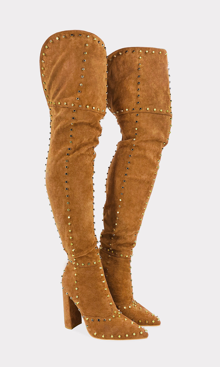 FAMOUS MODELO POSA BOTAS CAMEL ARRIBA DE LA RODILLA QUE ESTAN EN TENDENCIA CON FALDA DENIM CORTA Y BLUSA DE MANGA LARGA COLOR VINO