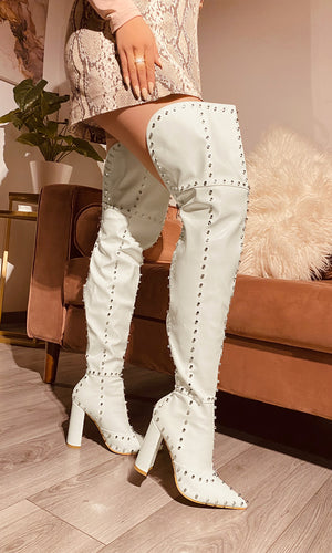 FAMOUS CHICA COMBINA BOTAS BLANCAS DE CHAROL QUE CUBREN LA RODILLA CON FALDA SNAKE CORTA Y BLUSA DE MANGA LARGA PARA VERSE CHIC