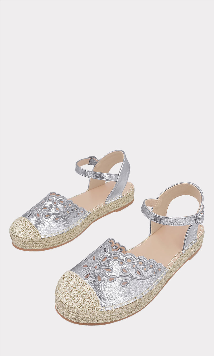 FERNIE FLATS CON SUELA DE YUTE PLATEADAS PARA EL VERANO COMBINADAS CON VESTIDO LARGO DE MEZCLILLA Y BOLSA DE MANO HECHO EN YUTE