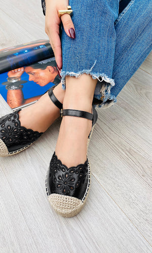 FERNIE BALLERINAS DE YUTE COMBINADAS CON PANTALON DE MEZCLILLA Y ANILLO DORADO PARA USAR EN EL PRIMER DIA DE LA UNIVERSIDAD