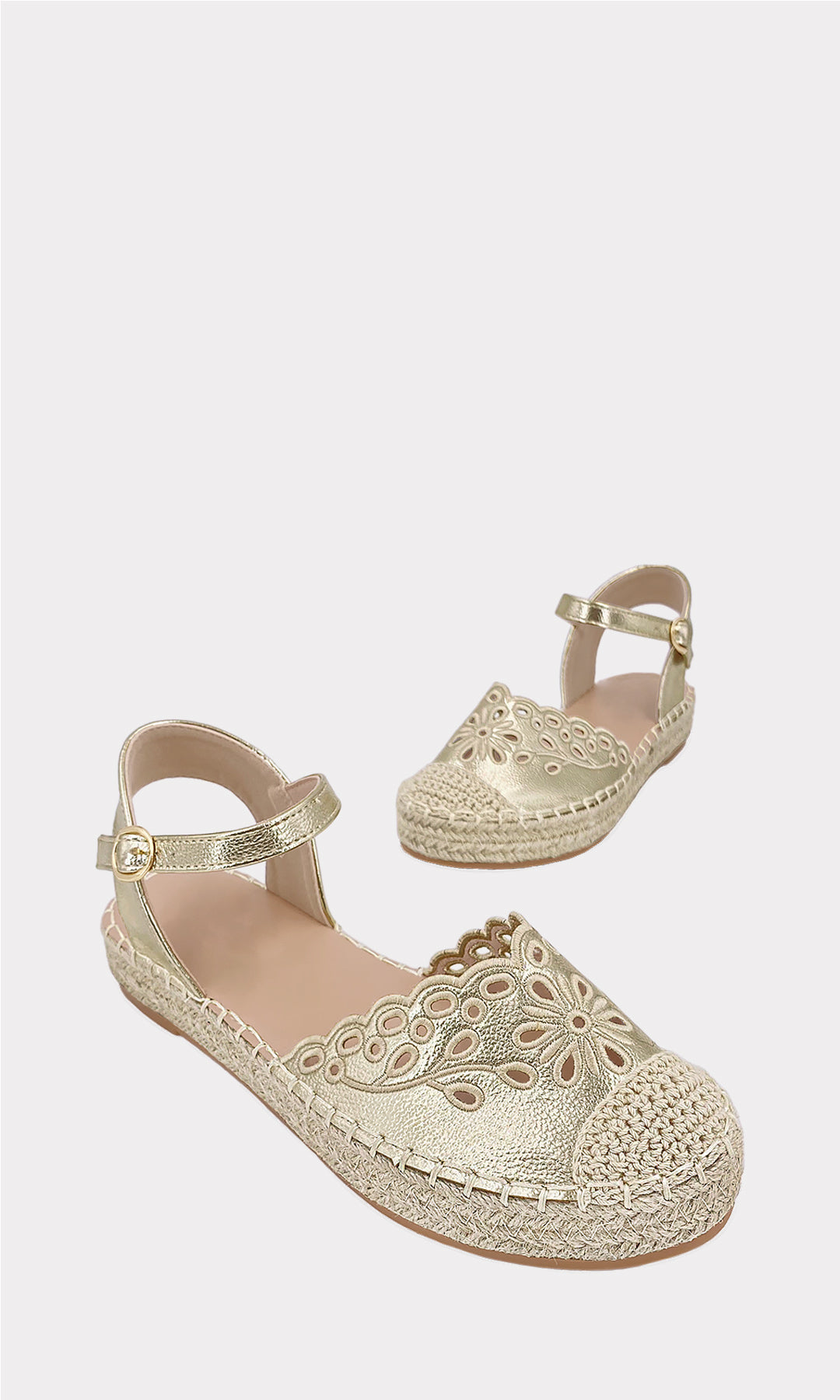 FERNIE FLATS DE MODA DORADOS CON DETALLE DE FLORES EN VINIPIEL METALICA Y PUNTA DE CROCHET ALMENDRADA PARA LLEVAR CON VESTIDOS EVAPORADOS DE MODA 