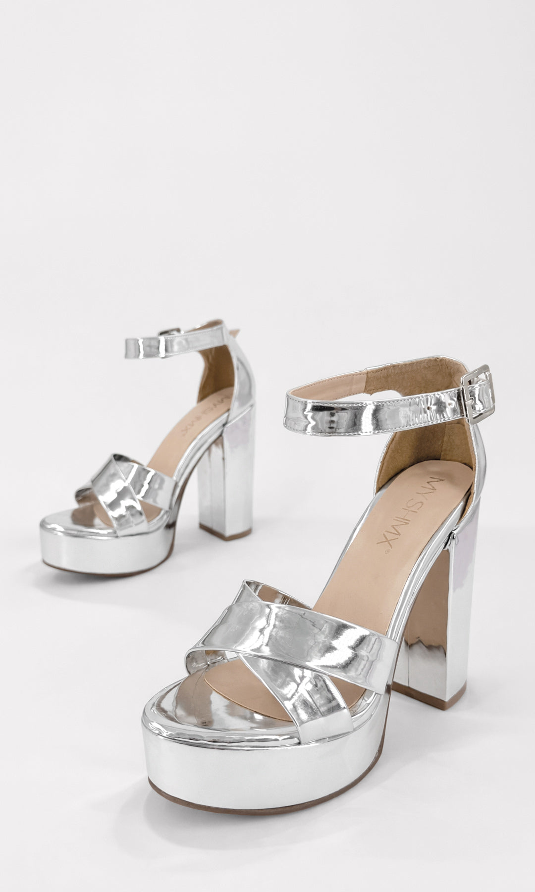 FIERCE TACONES PLATEADOS DE CHAROL CON PUNTA ABIERTA SEMI REDONDA Y PLATAFORMA DE 3.5 CM PARA USAR CON VESTIDO LARGO