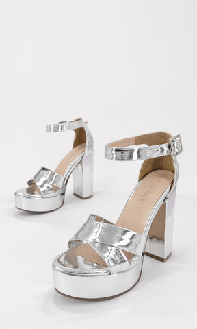 FIERCE TACONES PLATEADOS DE CHAROL CON PUNTA ABIERTA SEMI REDONDA Y PLATAFORMA DE 3.5 CM PARA USAR CON VESTIDO LARGO