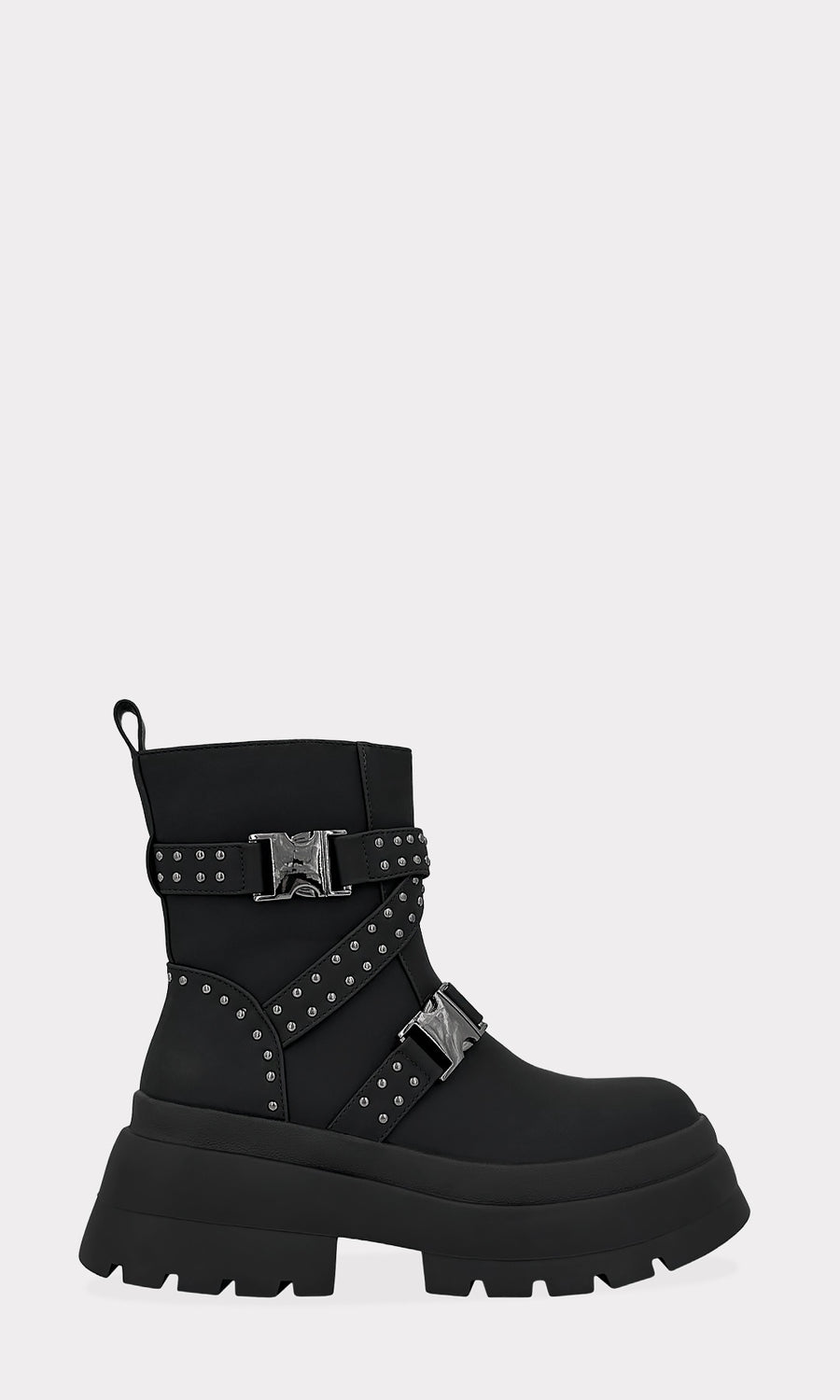 FORCE COMBAT BOOTS DE MODA CON HEBILLAS GRANDES PARA USAR CON JEANS AJUSTADOS Y BLUSA NEGRA EN UN LOOK CASUAL
