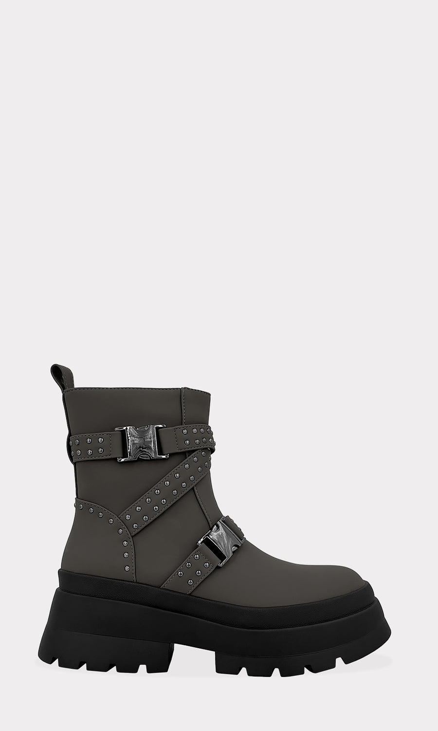 FORCE MODELO POSA SENTADA SOBRE TAPE DE PELUCHE BOTAS DE COMBATE GRIS CON VESTIDO DE MEZCLILLA PARA USAR EN VERANO 