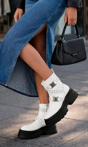 FORCE IR DE COMPRAS CON BOTAS BLANCAS ESTILO BIKER USANDO FALDA DE MEZCLILLA LARGA APERTURA EN LA PIERNA Y CHAMARRA DE VINIPIEL NEGRA DE MUJER