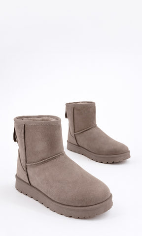 FREEZE BOTAS CORTAS TAUPE EN GAMUZA CON INTERIOR PELUCHE Y SUELA ALTA 4.5 CM LISTAS PARA CLIMAS FRÍOS