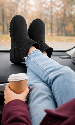 FREEZE BOTAS TIPO UGG NEGRAS PARA MUJER EN ACABADO GAMUZA USADAS CON JEANS PARA LOOK CASUAL DE VIAJE