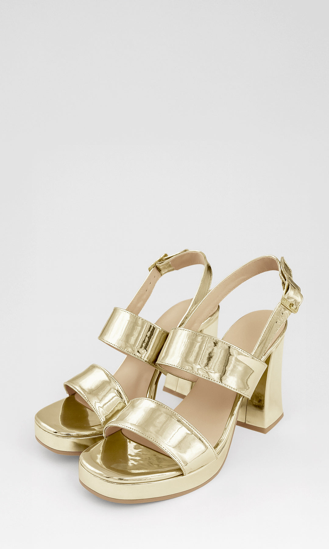 FRENZY ZAPATILLAS DORADAS DE PUNTA CUADRADA CON STRAP ARRIBA DE LOS DEDOS Y HEBILLA CUADRADA EN CINTA TALONERA CON TACON GRUESO DE 10 CM PARA DAMA