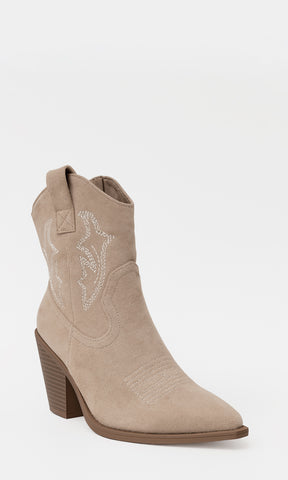 FRONTERA BOTIN VAQUERO DE GAMUZA NUDE EN TENDENCIA CON PUNTA SEMI CUADRADA Y TACON CUBANO 8 CM CON COSTURAS DECORATIVAS A LOS COSTADOS