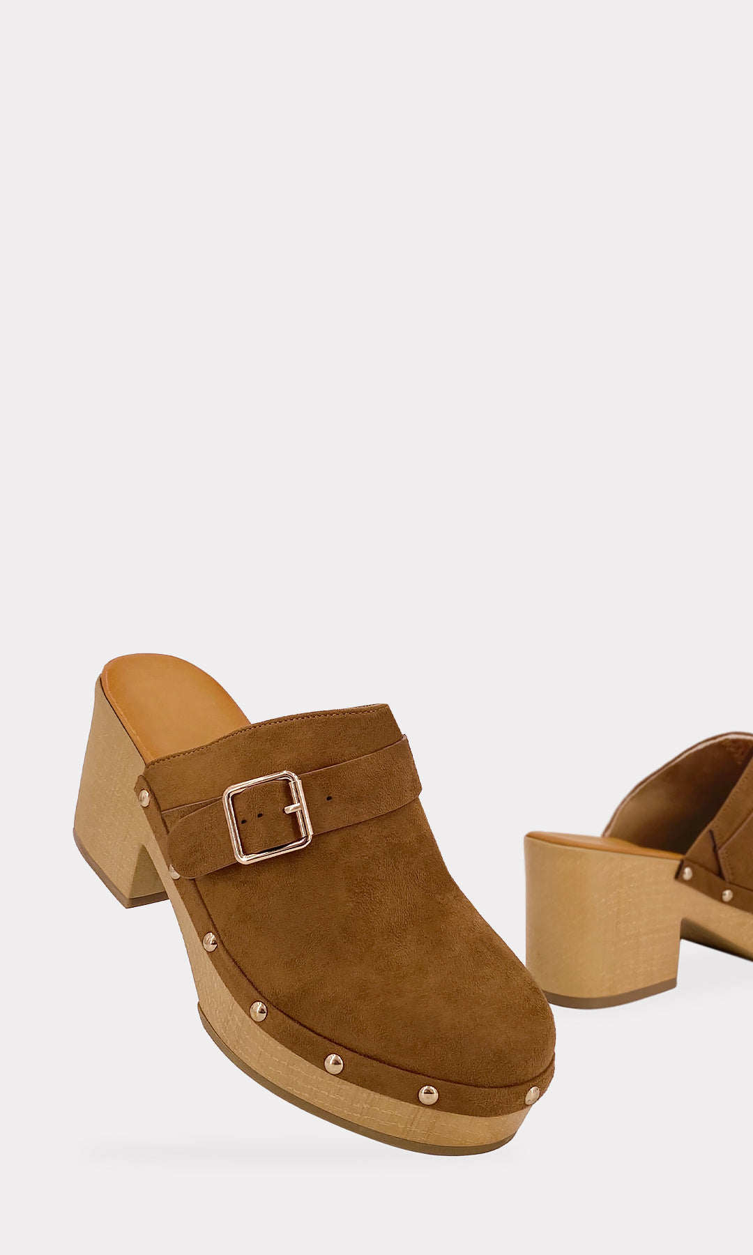 GENEVA MULES DE GAMUZA COLOR CAMEL CON PLATAFORMA REDONDA DE 2.5 CM Y DISEÑO SLIP ON CON TACON EFECTO MADERA