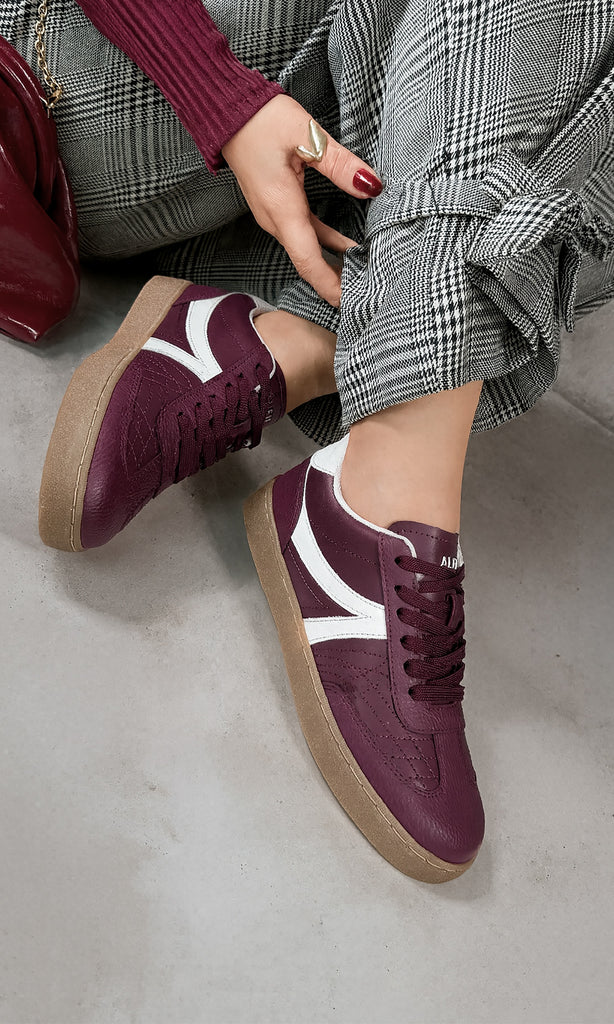 GIANNA CHICA USA TENIS COLOR VINO CON PANTALON GRIS DE CUADROS Y BLUSA DE MANGA LARGA PARA VERSE FASHION EN LOOK DE OFICINA