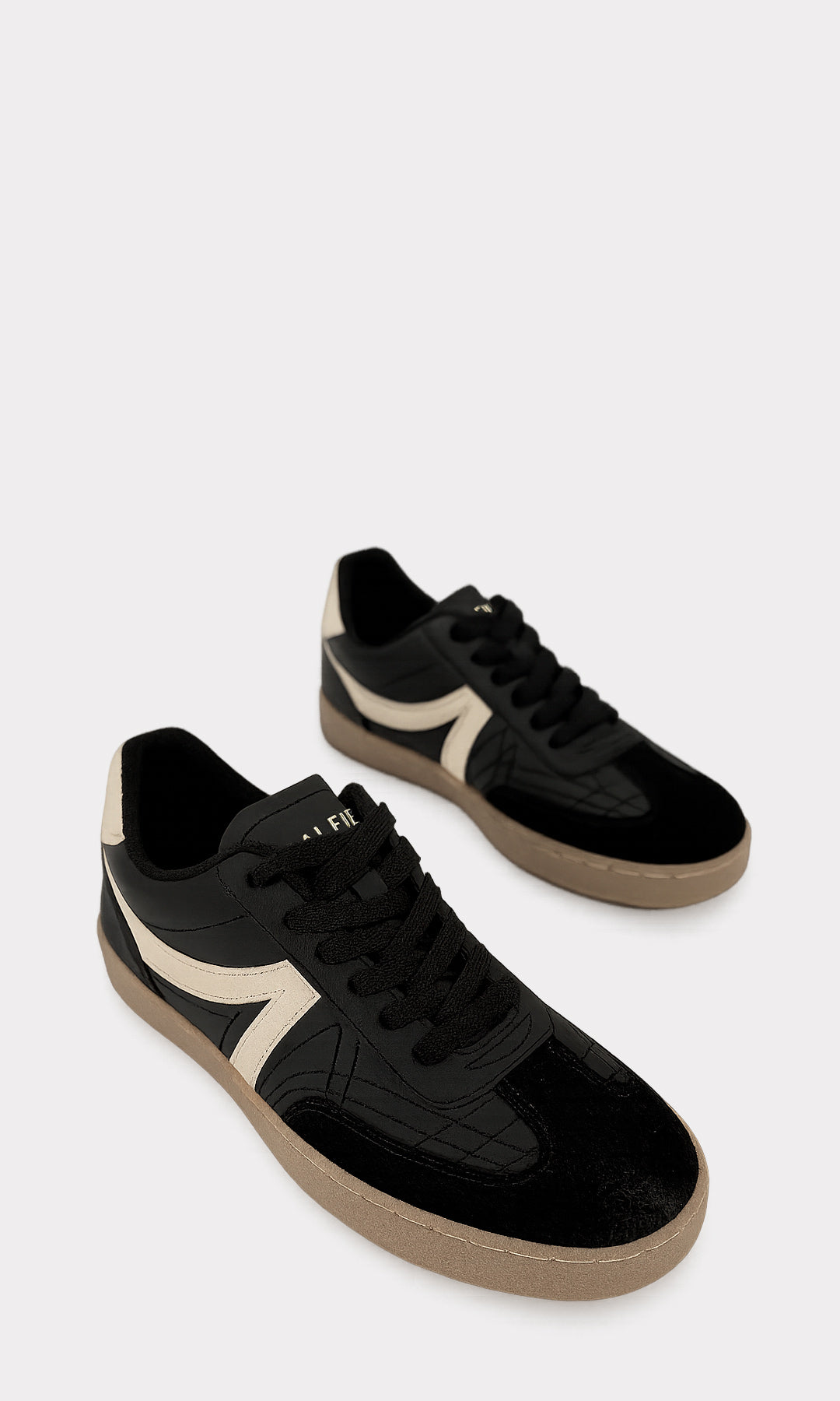 GIANNA SNEAKERS NEGROS DE CUERO SINTETICO CON DETALLES EN COLOR BLANCO Y AGUJETAS CRUZADAS AL FRENTE DE SUELA COLOR CAMEL DE 2.5 CM 