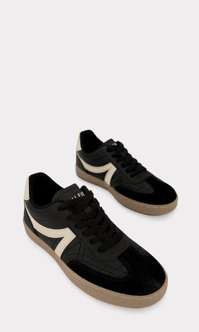 GIANNA SNEAKERS NEGROS DE CUERO SINTETICO CON DETALLES EN COLOR BLANCO Y AGUJETAS CRUZADAS AL FRENTE DE SUELA COLOR CAMEL DE 2.5 CM 