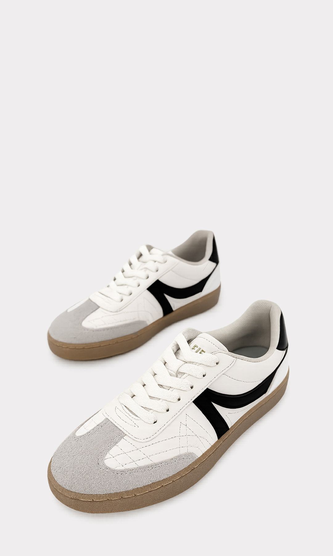 GIANNA TENIS BLANCOS CON GRIS CLARO DE ESTILO SAMBA CON CORDONES AJUSTABLES AL FRENTE Y SUELA DE GOMA COLOR CAMEL DE 2.5 CM PARA MUJER