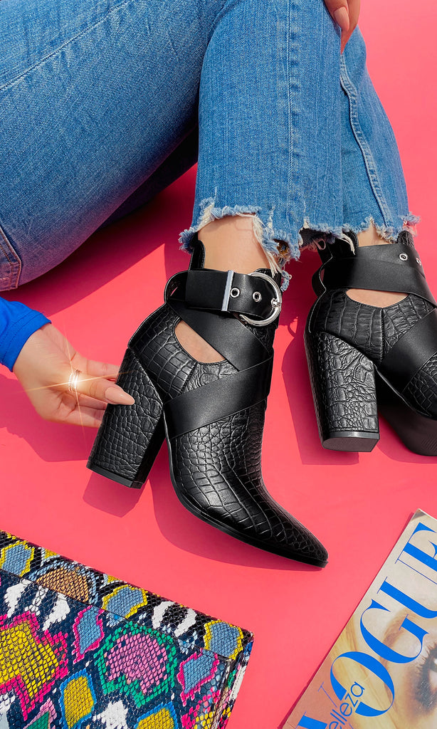 GINGER BOTINES NEGROS DE TACON CUADRADO PARA COMBINAR CON PANTALONES RASGADOS DE TIRO ALTO Y BLUSA AZUL REY CON CUELLO ALTO