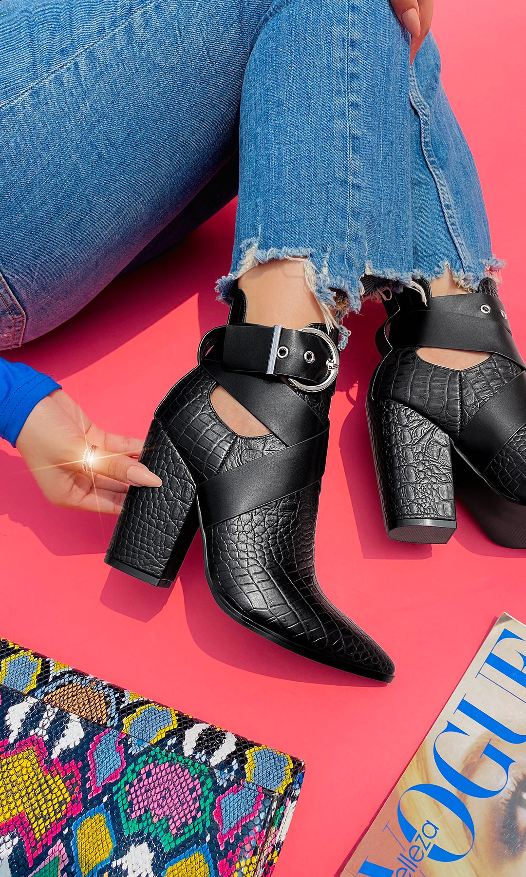 GINGER BOTINES NEGROS DE TACON CUADRADO PARA COMBINAR CON PANTALONES RASGADOS DE TIRO ALTO Y BLUSA AZUL REY CON CUELLO ALTO