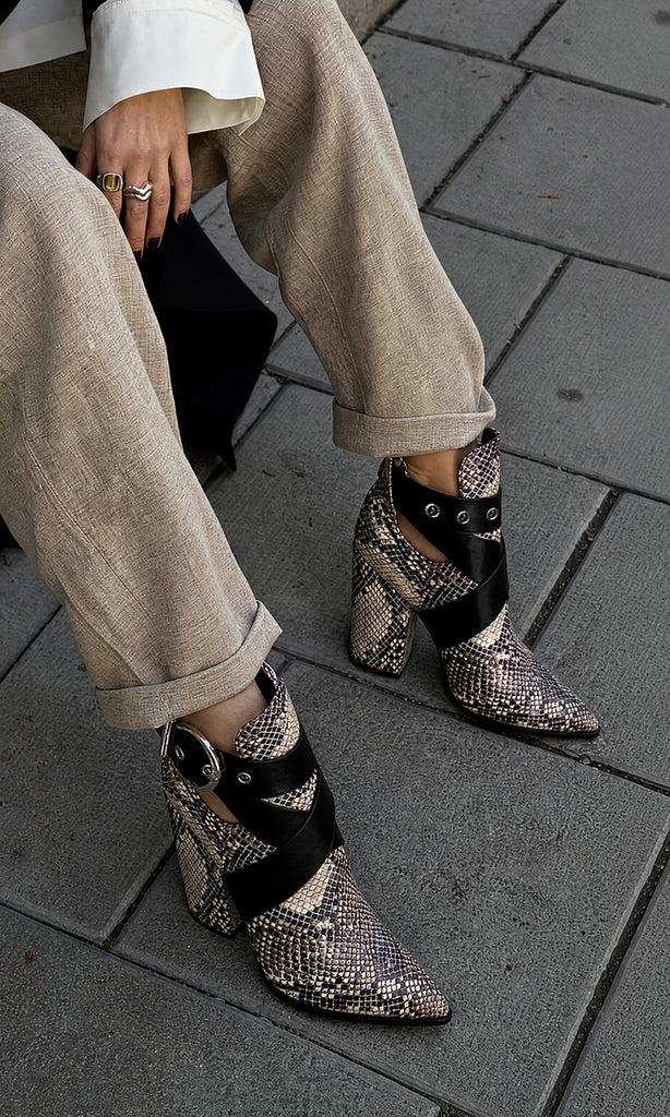 GINGER LOOK SEMI FORMAL LUCIENDO BOTINES NUDE CON PRINT SNAKE Y PANTALON TIRO ALTO CON SUETER ENCIMA DE BLUSA BLANCA 