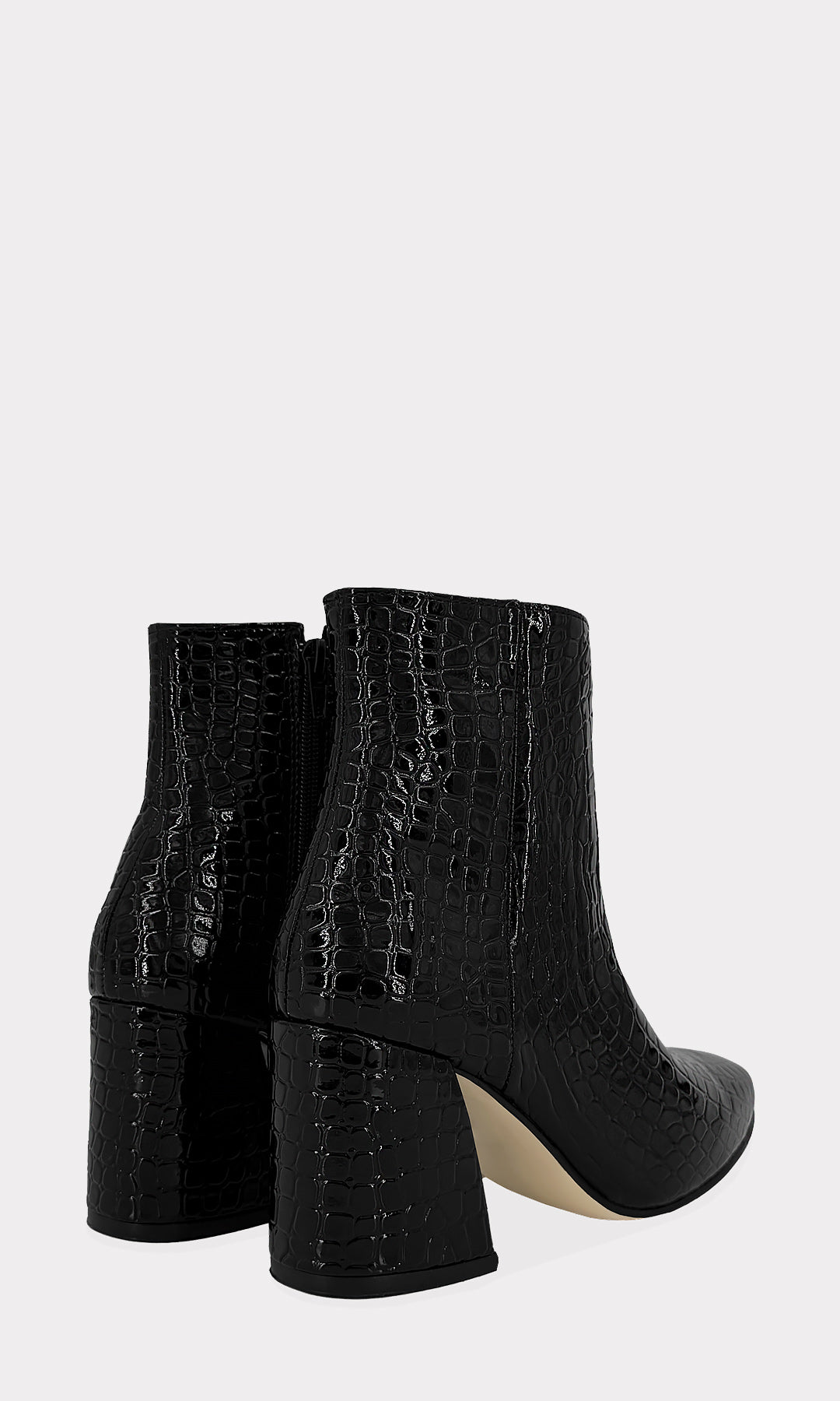 GRACIELA BOTIN NEGRO CONFECCIONADO EN CHAROL TEXTURIZADO CON CROC DE TENDENCIA Y TACON GRUESO DE 7.5 CM PARA USAR EN OTOÑO