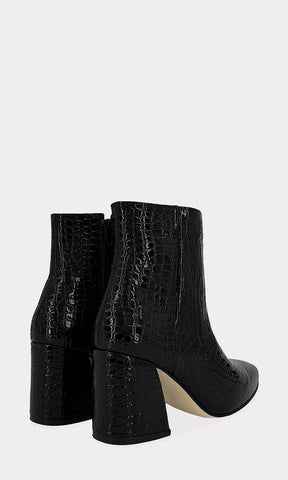 GRACIELA BOTIN NEGRO CONFECCIONADO EN CHAROL TEXTURIZADO CON CROC DE TENDENCIA Y TACON GRUESO DE 7.5 CM PARA USAR EN OTOÑO