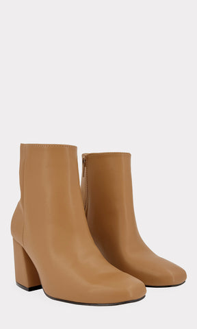 GRACIELA BOTINES COLOR CAMEL CONFECCIONADOS EN CUERO SINTETICO CON TERMINACION PUNTIAGUDA Y TACON GRUESO DE 8 CM PARA USAR EN LOOKS CASUALES 