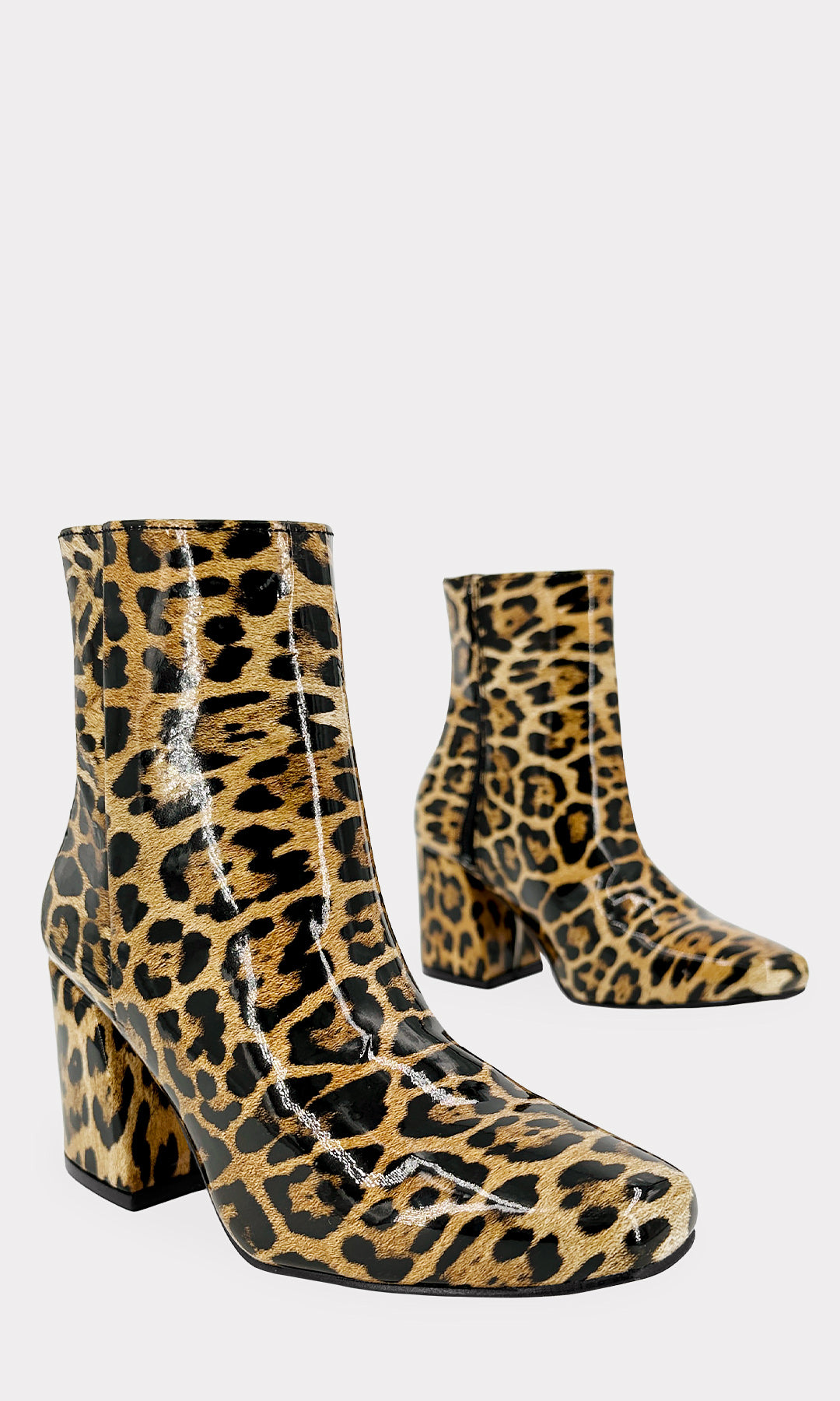 GRACIELA BOTINES CON ESTAMPADO DE LEOPARDO Y TACON CUADRADO DE 8 CM CONFECCIONADOS EN CHAROL CON TERMINACION PUNTIAGUDA PARA DAMA