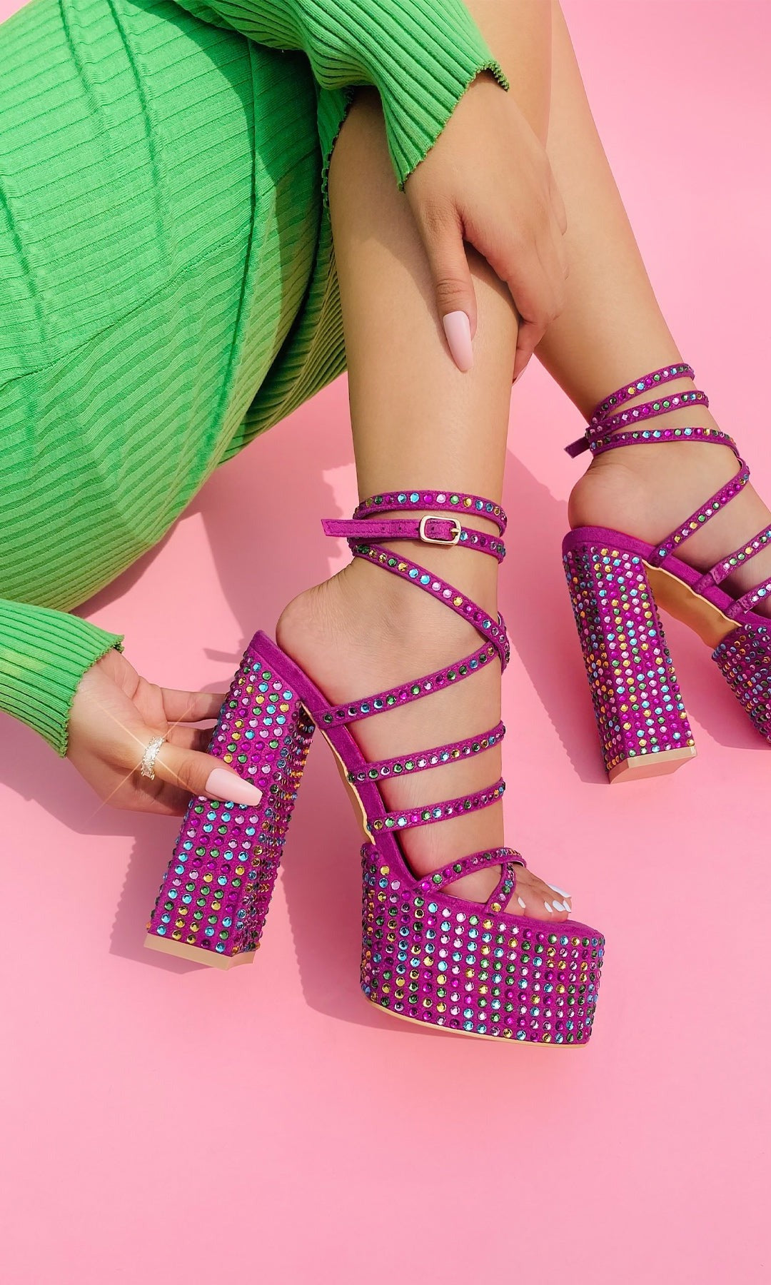 GROOVE OUTFIT COLOR BLOCK USANDO TACONES ALTOS ROSAS Y VESTIDO JERSEY VERDE A JUEGO DE UÑAS ACRILICAS CORTAS PARA VERSE CHIC