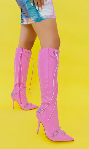 HADID CHICA LUCE BOTAS LARGAS DE VINIPIEL ROSA CON TACON DELGADO Y VESTIDOS DE ESTAMPADO TIE DYE PARA LUCIR A LA MODA