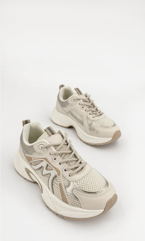 HARBOR SNEAKERS ESTILO RETRO COLOR NUDE MULTITEXTURA CON UNA M AL COSTADO Y PLATAFORMA CHUNKY DE 2.5 CM CON AGUJETAS AJUSTABLES AL FRENTE 