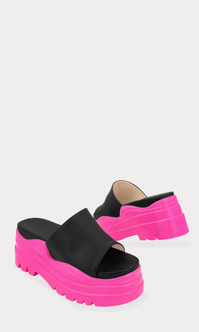 HASLEY CHANCLAS NEGRAS DE VINIPIEL CON PLATAFORMA DE GOMA COLOR ROSA NEON Y SUELA TIPO TRACK DE MODA