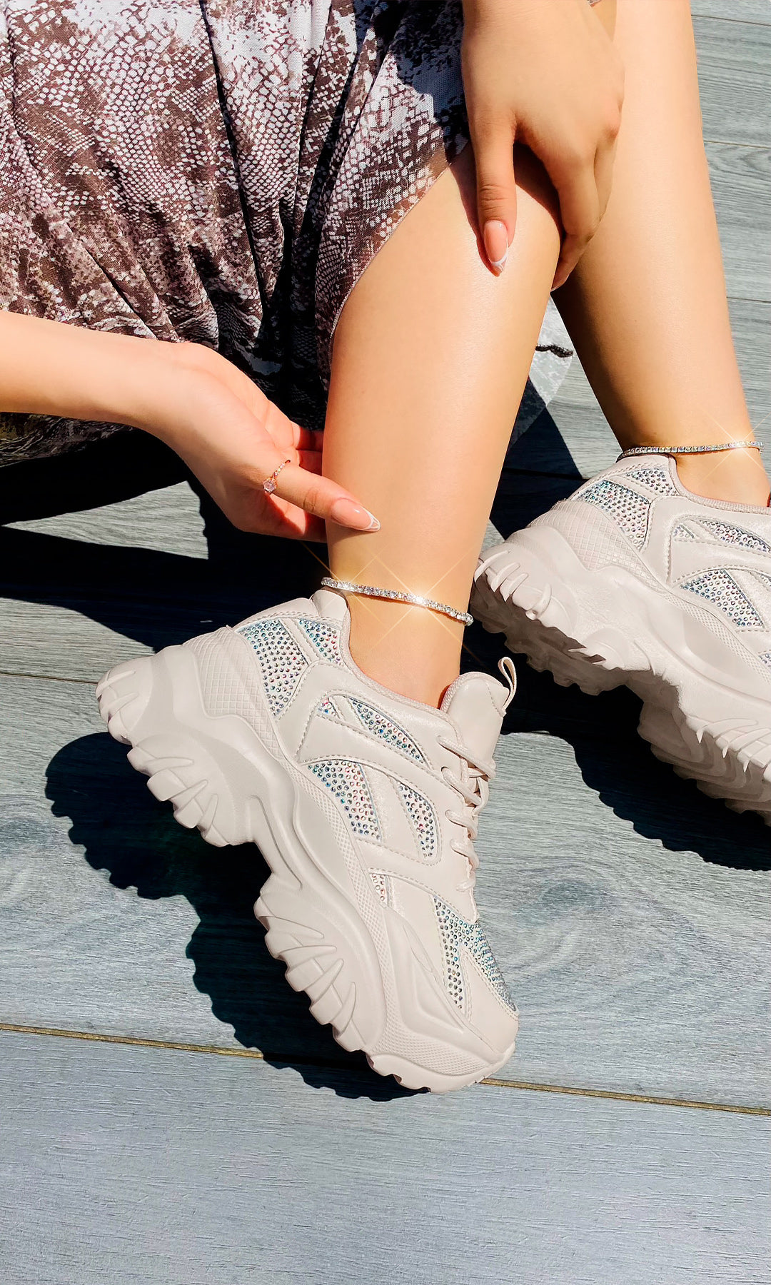 HAYLE CHICA COMBINA VESTIDO LARGO DE ANIMAL PRINT CON TENIS NUDE DE BRILLOS Y PULSERAS TOBILLERAS PLATEADAS PARA VERSE CHIC